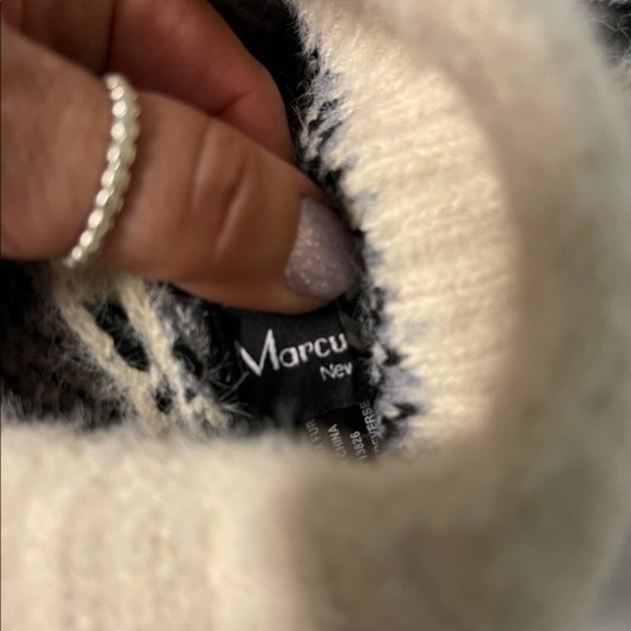 Marcus Adler Pom Pom Beanie Hat - Picture 4 of 5